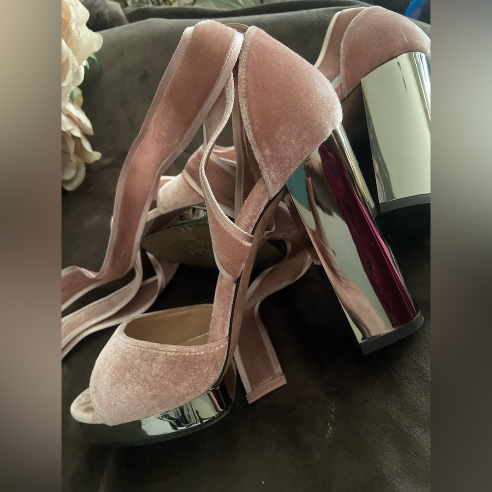 Gorgeous Valentino Garavani Velvet Strappy Sandal Heels in Poudre Ballet Pink. 🎀